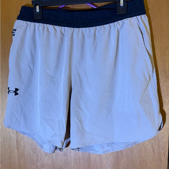 Under Armour Men's Vanish Woven 6" Shorts in Cream and Black - Picture 3 of 7